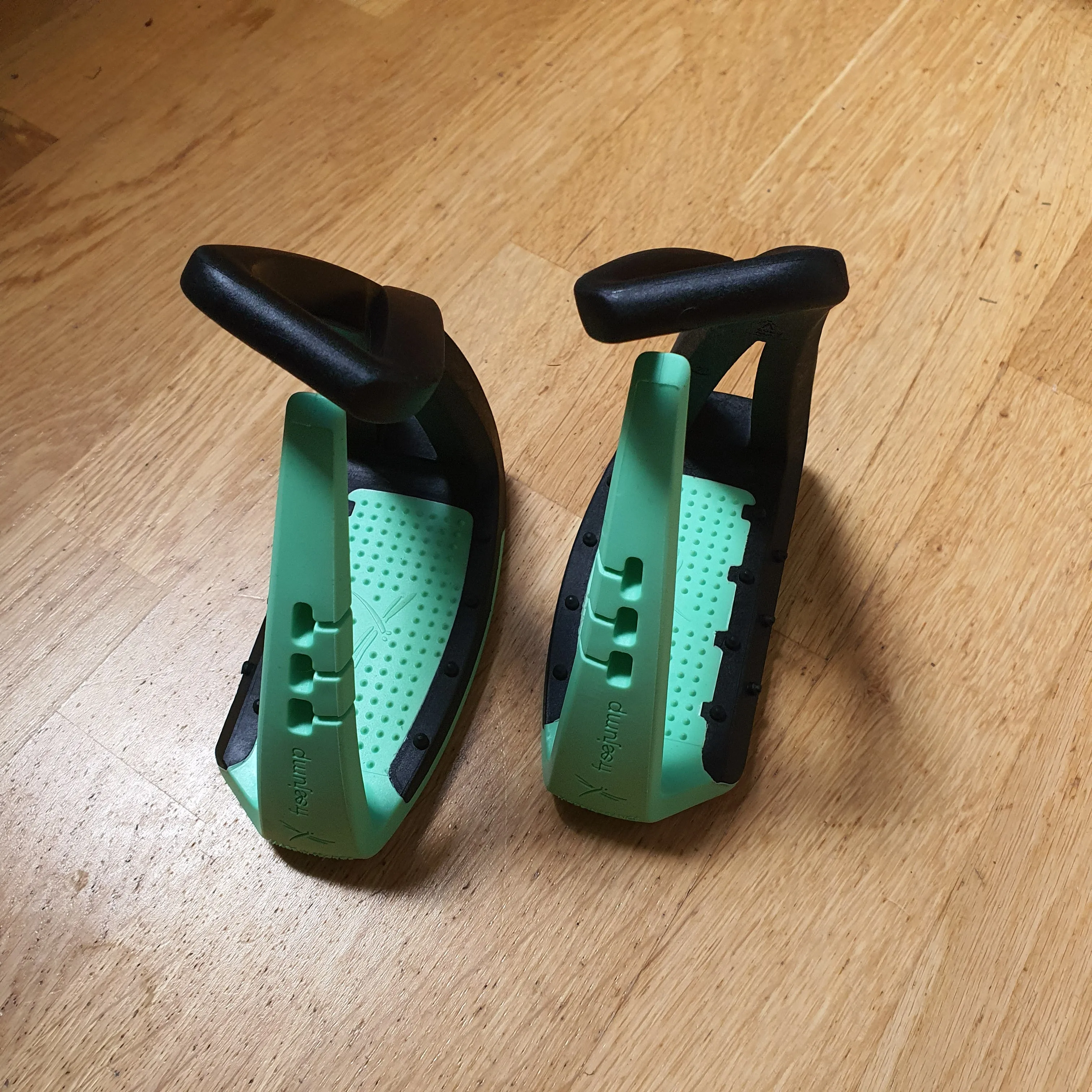 Free Jump black and green Soft Up Lite stirrups