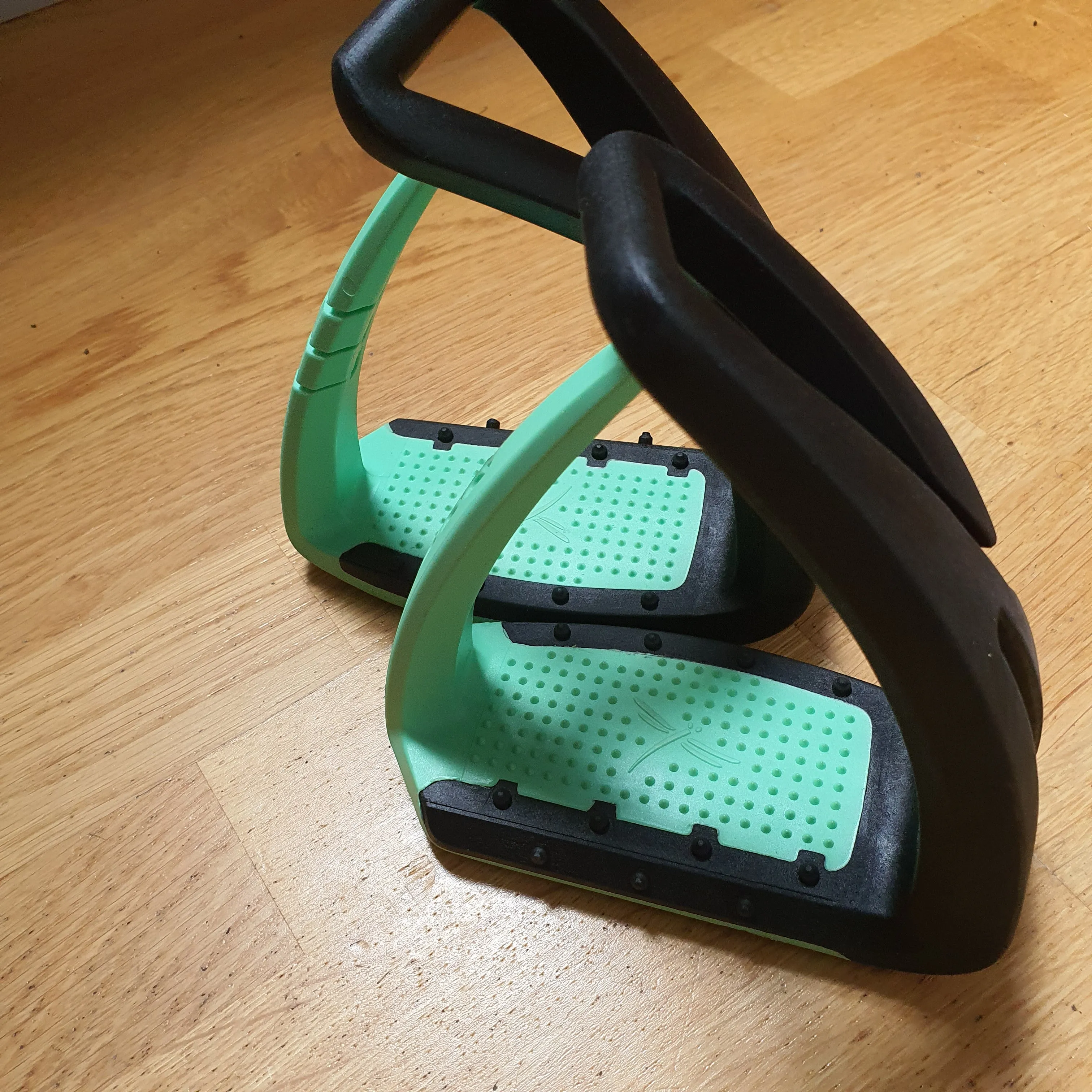 Free Jump black and green Soft Up Lite stirrups