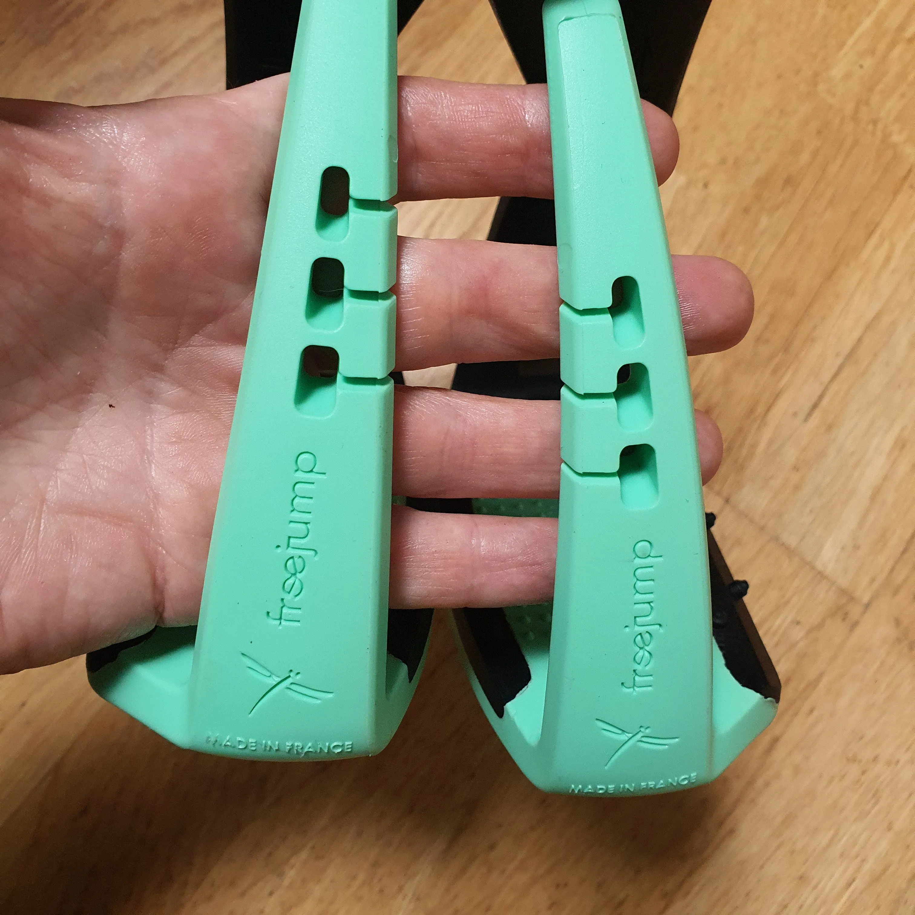 Free Jump black and green Soft Up Lite stirrups