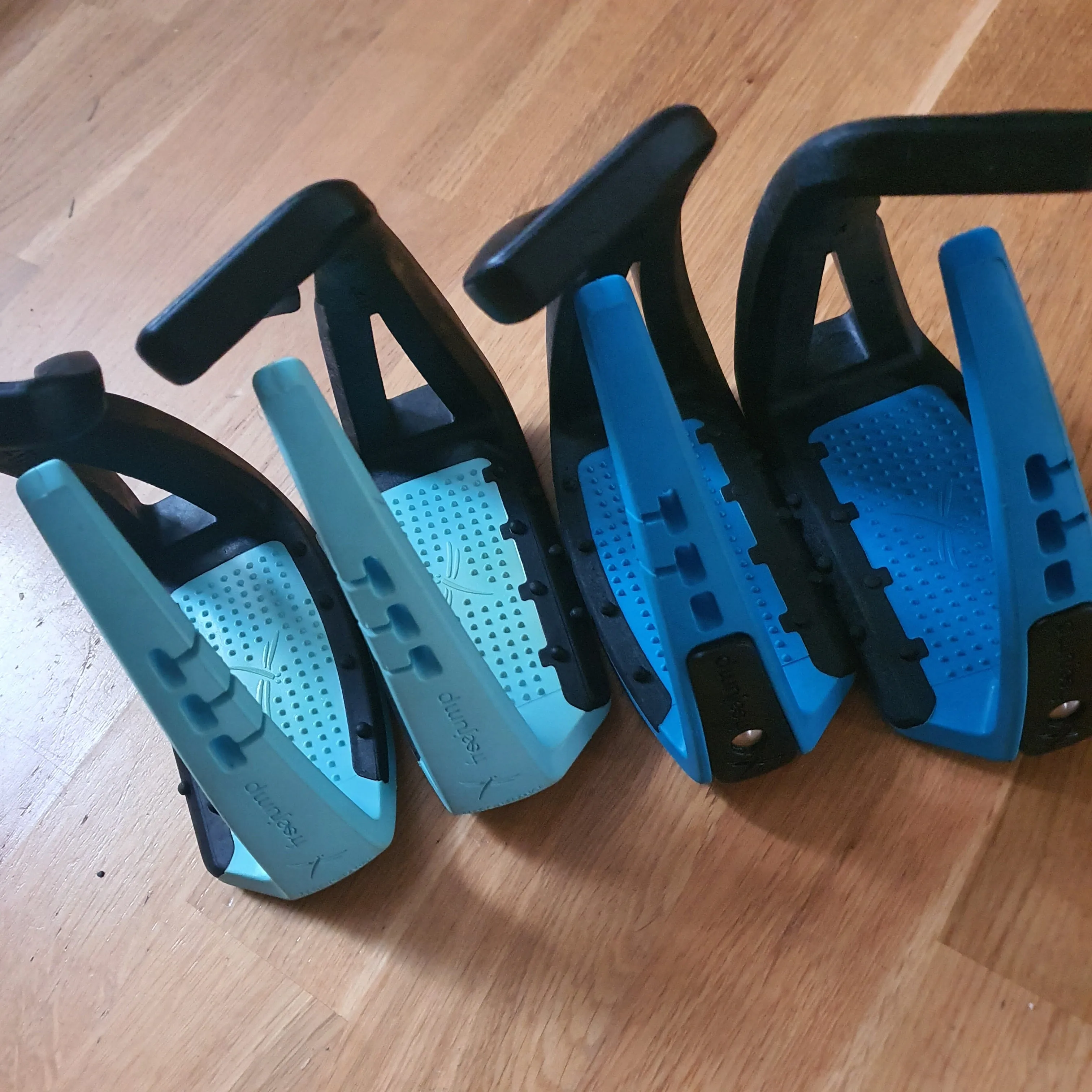 Free Jump black and light turquoise Soft Up Lite stirrups