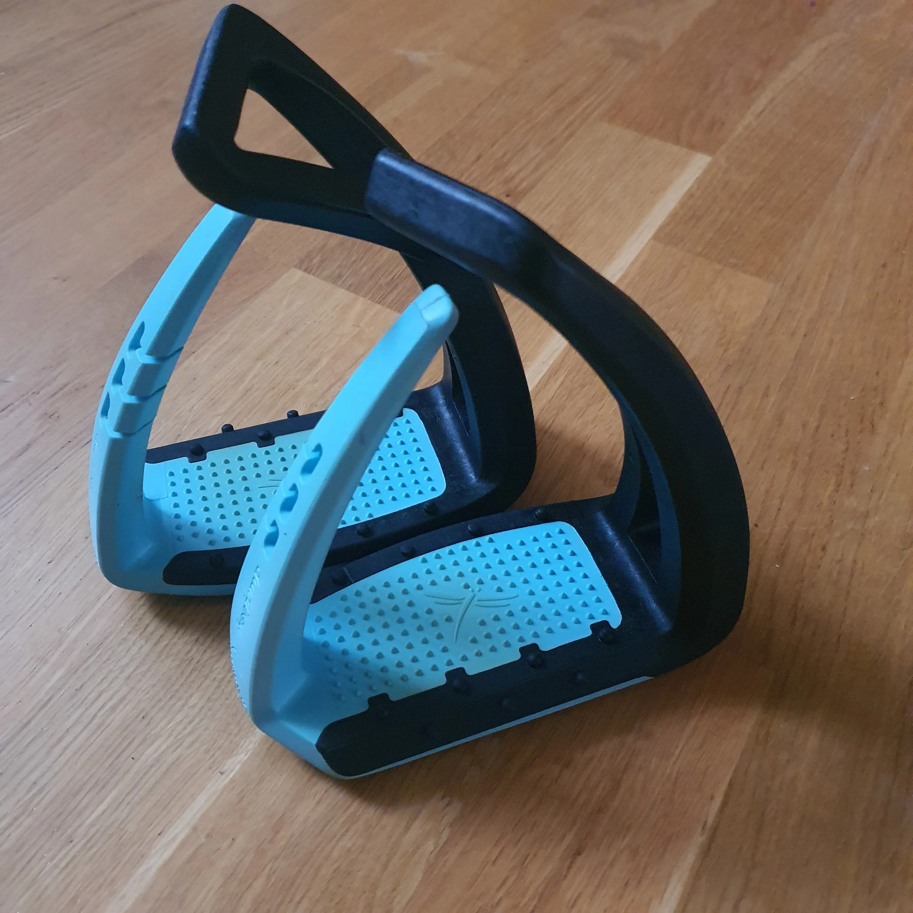 Free Jump black and light turquoise Soft Up Lite stirrups