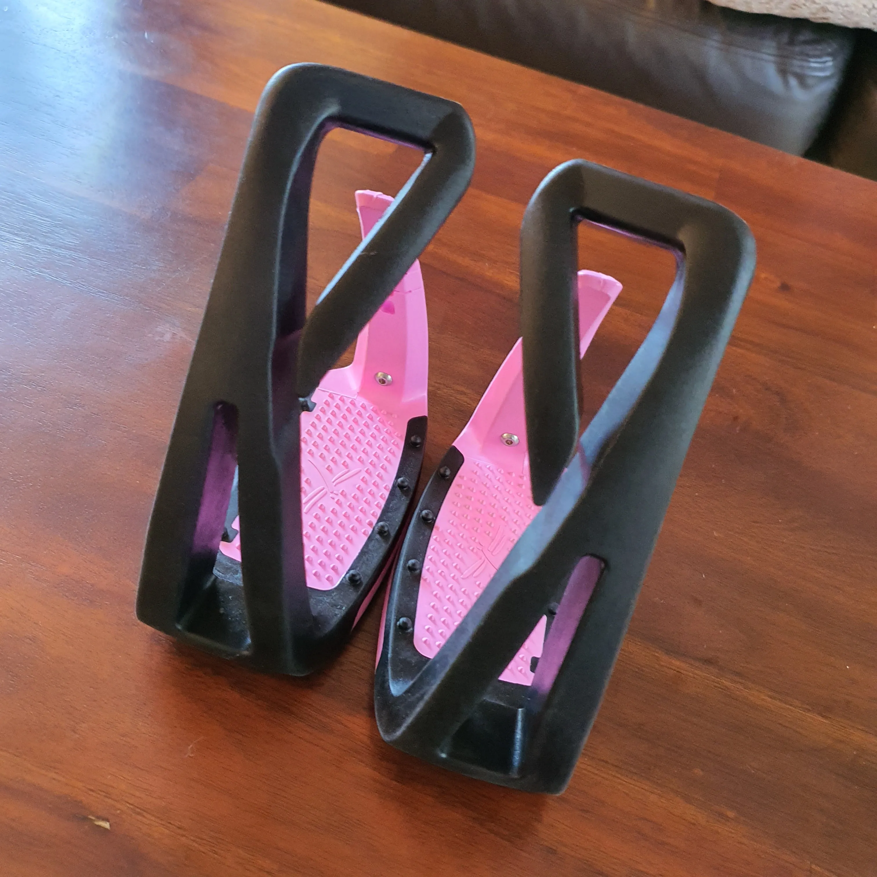Free Jump black and pink Soft Up Lite stirrups