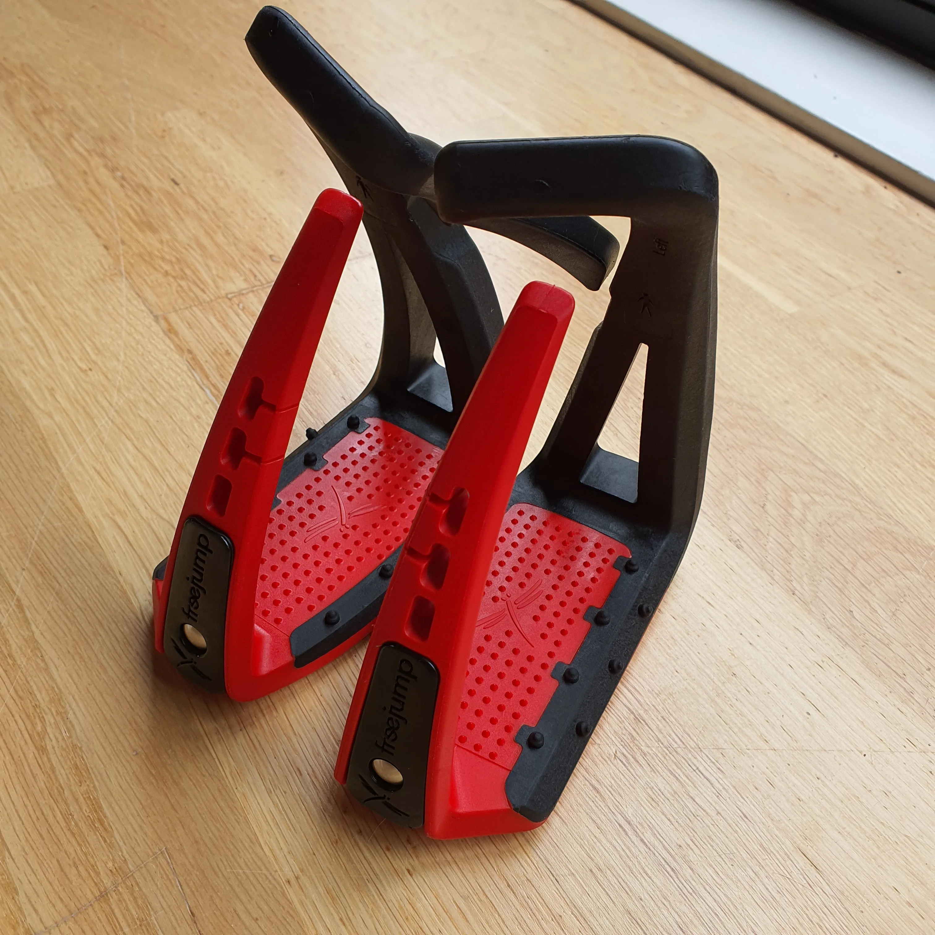 Free Jump black and red Soft Up Lite stirrups
